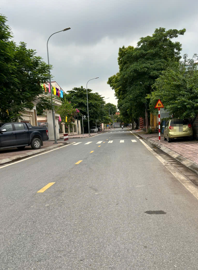 BÁN ĐẤT TẶNG NHÀ –THỤY PHƯOWNG ( ĐÔNG NGẠC) - LÔ GÓC – MẶT NGÕ THÔNG – 30M Ô TÔ DỪNG ĐỖ NGÀY ĐÊM.